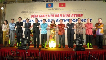 Contributors to people-to- people diplomacy honored - ảnh 1